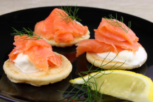 Blinis mit Schmand und Räucherlachs